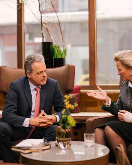 Stefan Ruzas mit Angela Inselkammer und Harald Pechlaner im Gespräch in einem Café