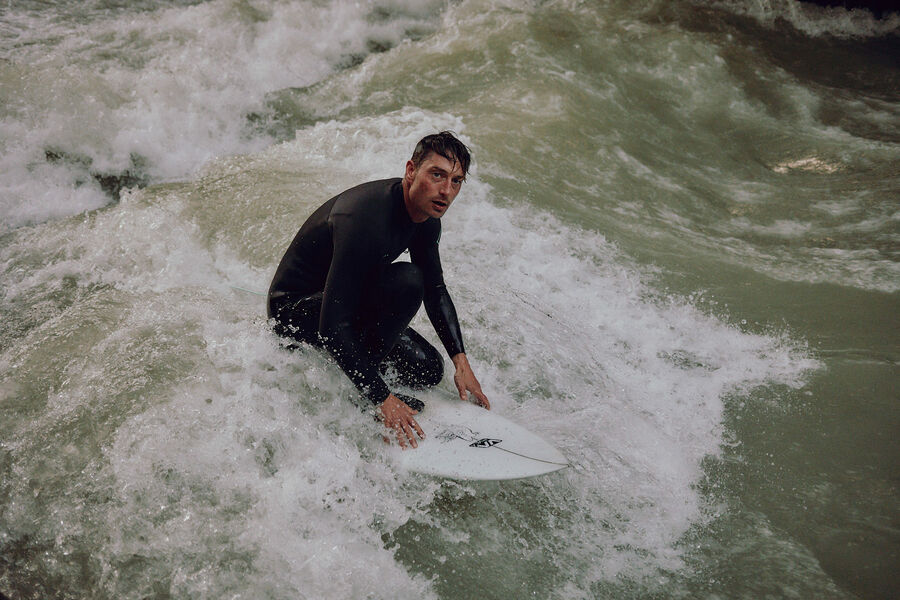 Surfen auf der Münchner Eisbachwelle Surfer Sebastian Kuhn im Münchner Eisbach