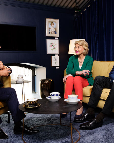 Jörg Woltmann, Tini Gräfin Rothkirch und Gerhard Schöningh im Gesprüch auf hellgelben Samtsofas sitzend