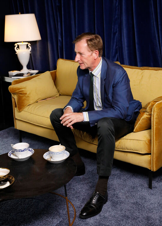 Jörg Woltmann spricht mit Tini Gräfin Rothirsch und Gerhard Schöningh über Investitionen und Engagement Gerhard Schöningh auf einer hellgelben Samt-Couch sitzend