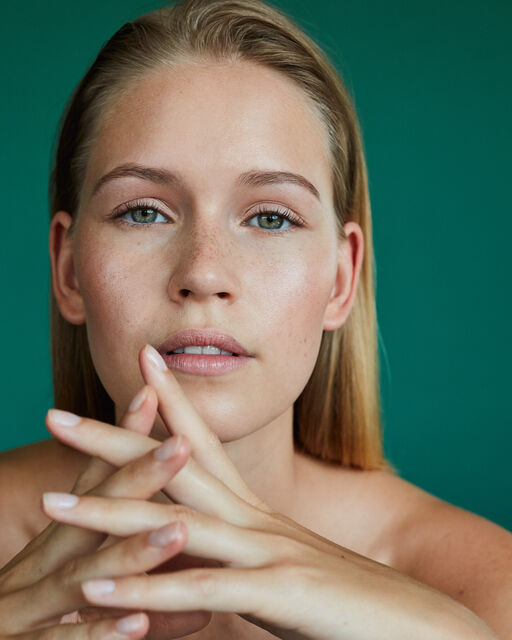 Nahaufnahme einer jungen Frau mit offenen Haaren und natürlichem Teint