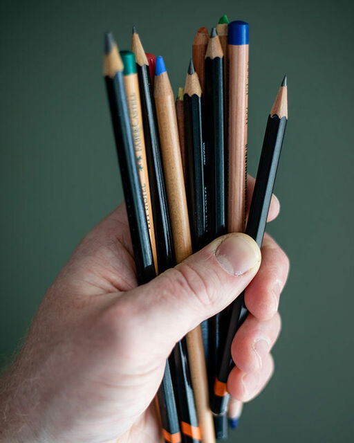Nahaufnahme von Hand, die Buntstifte hält