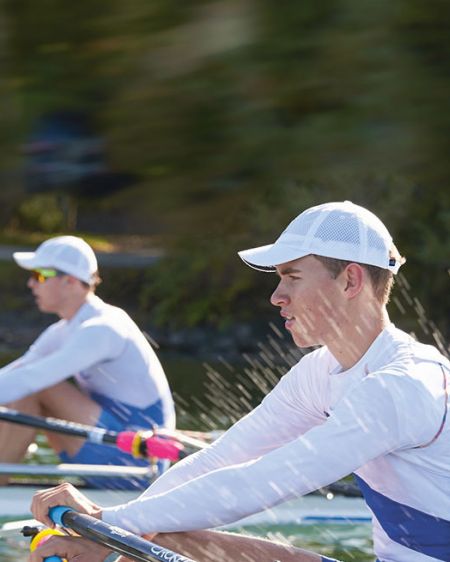 Tom Tewes und Kaspar Virnekäs in einem Ruderboot auf dem Starnberger See