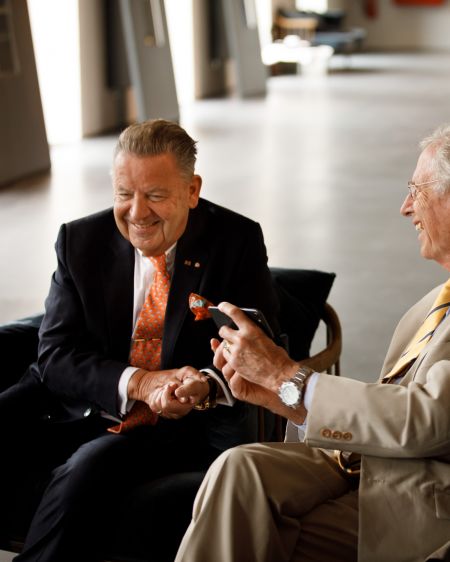 Jörg Woltmann und Wilhelm von Boddien sprechen gut gelaunt miteinander