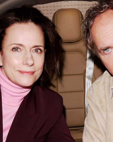 Claudia Michelsen und Uwe Ochsenknecht sitzen im Helikopter und lächeln in die Kamera