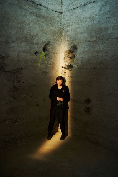 Tina Lorenz im Lichtkegel vor Wand