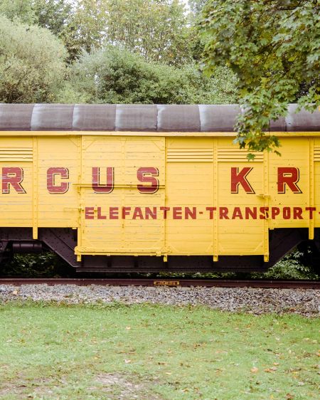Gelber Transportwagen für Elefanten von Circus Krone