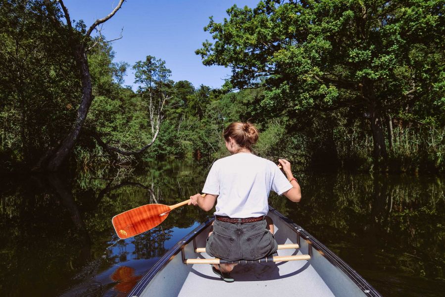 Junge Frau in Kanu beim Rudern