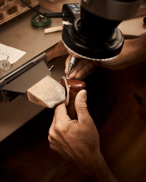 Wellendorff Magazin 2021 Goldschmied stellt das Armband "Umarme-mich" her