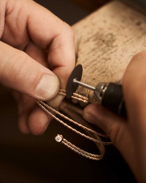 Wellendorff Magazin 2021 Nahaufnahme eines Goldschmied bei Fertigung des Armbands "Umarme-mich"