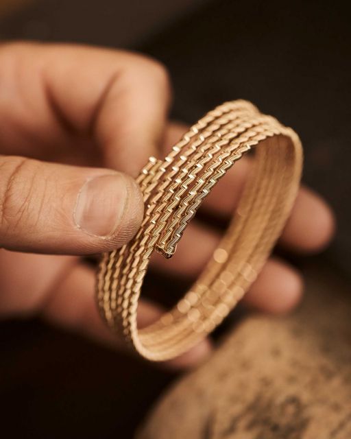 Wellendorff Magazin 2021 Nahaufnahme des Armband "Umarme mich"