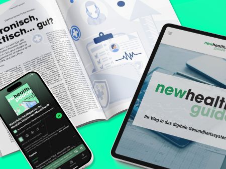 Aufgeschlagenes NewHealth.Guide Magazin, Smartphone mit Podcast-Player und Tablet mit Startseite der NewHealth.Guide Website auf grünem Hintergrund