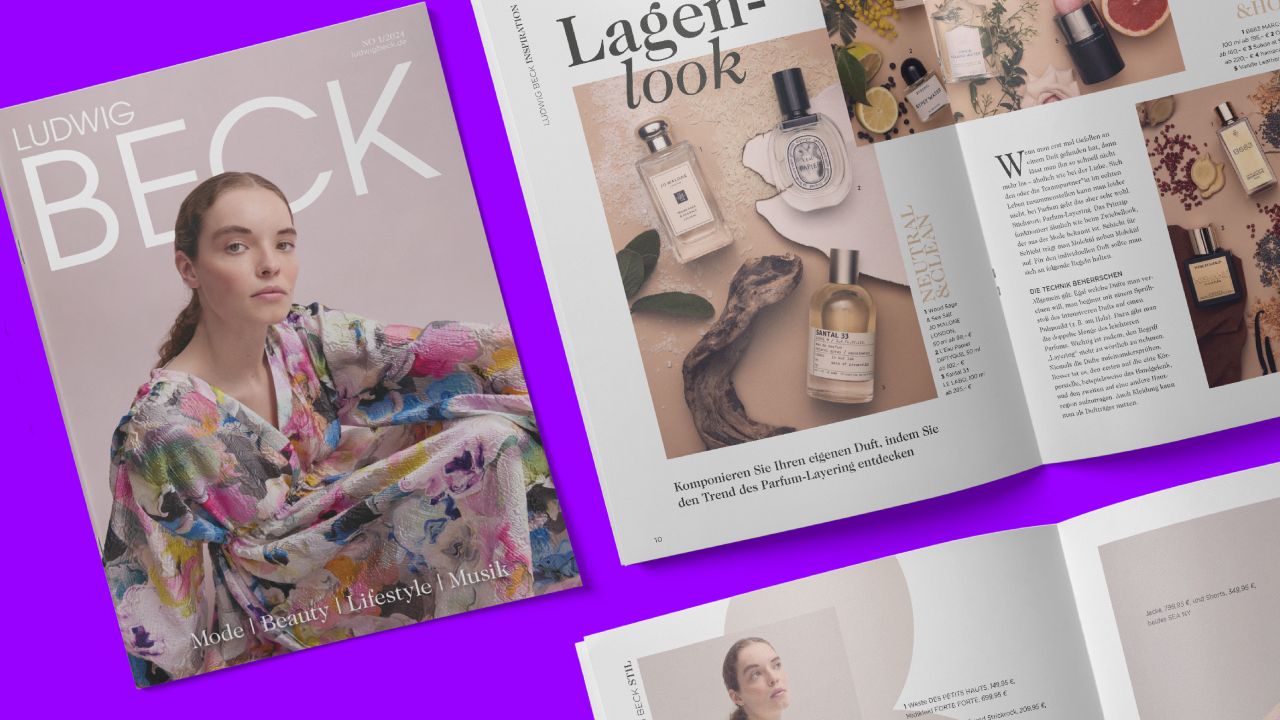 Cover der Ausgabe 01/2024 des Ludwig Beck Magazins und eine aufgeschlagene Seite zum Thema "Lagen-Look" (Parfum-Layering) auf violettem Hintergrund