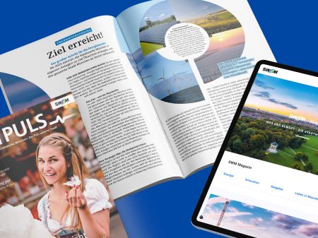 Cover des Kundenmagazins M-PULS der Stadtwerke München (SWM), eine aufgeschlagene Seite und ein Tablet mit dem SWM Online-Magazin auf blauem Hintergrund