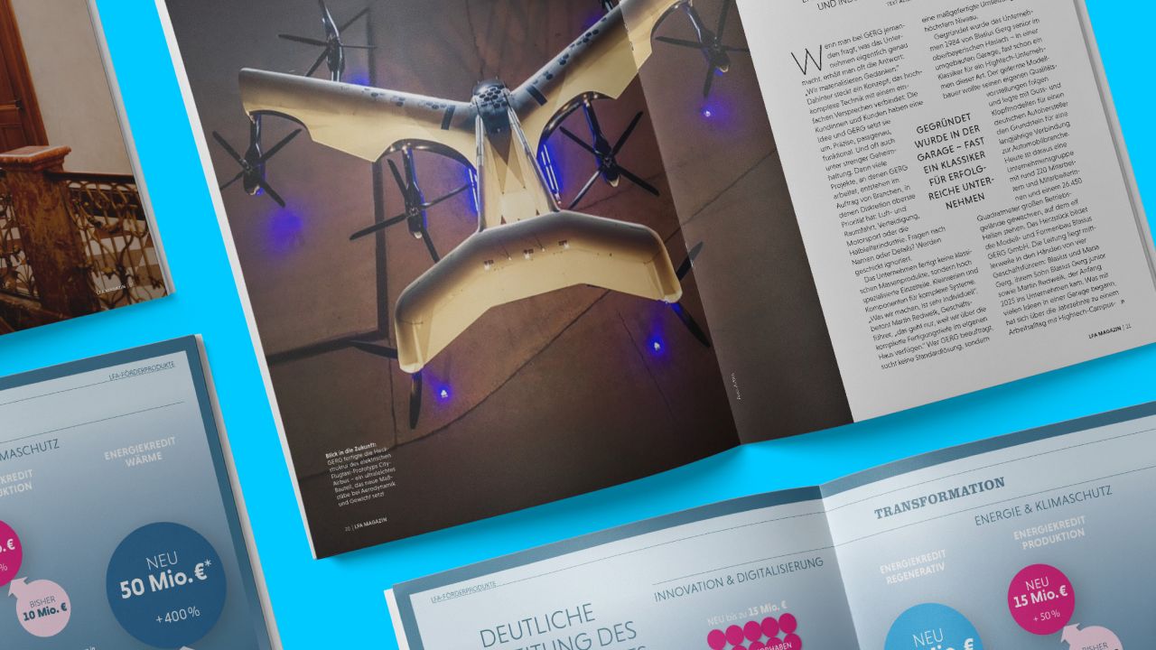 Mehrere aufgeschlagene Doppelseiten des LfA Magazins 2025 auf blauem Hintergrund Mehrere aufgeschlagene Doppelseiten des LfA Magazins 2025 auf blauem Hintergrund