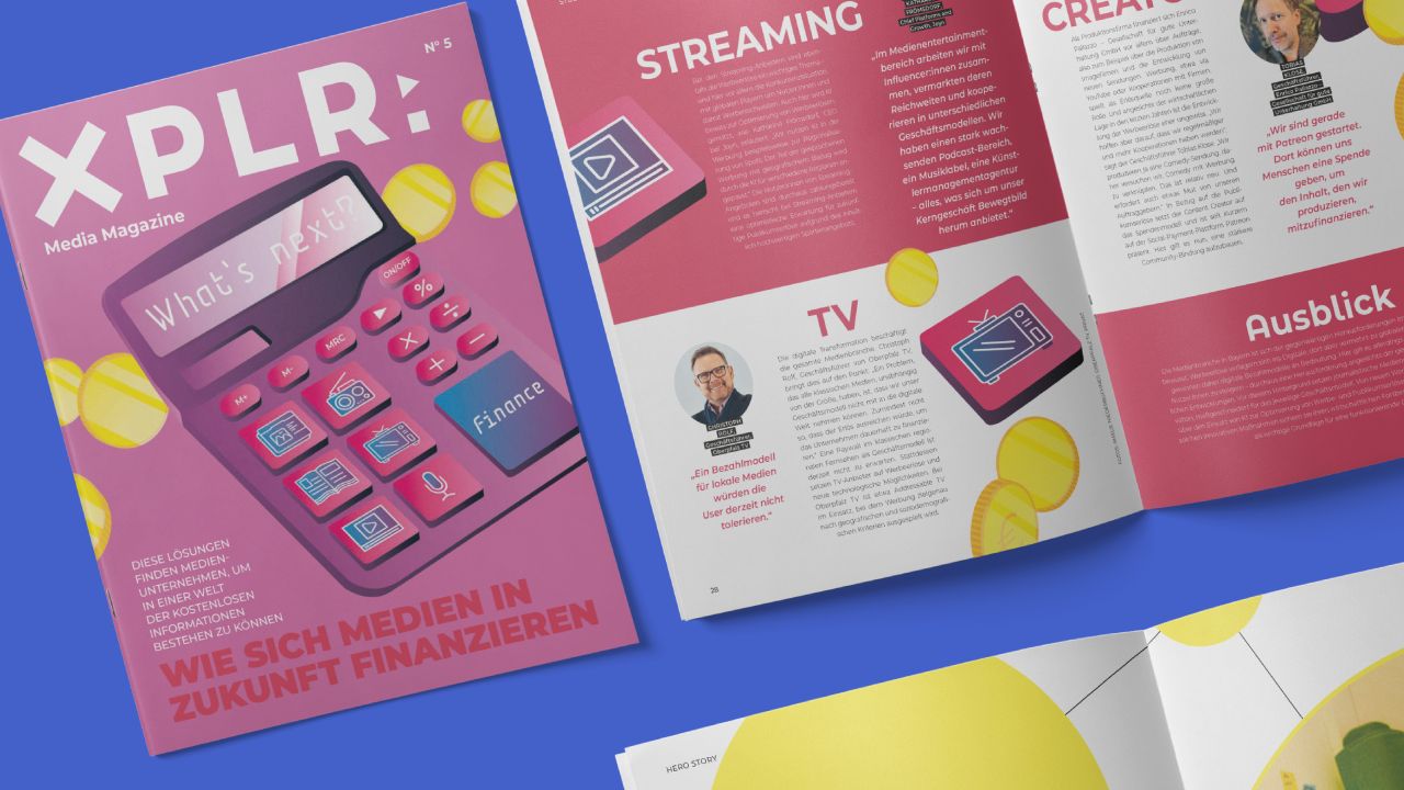 Cover des XPLR: MEDIA Magazins liegt neben aufgeschlagener Doppelseite, die Texte, Infografiken und Fotos zum Thema Medienfinanzierung zeigen