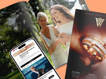 Cover und Doppelseite aus dem Wellendorff Familien-Magazins 2025 mit Smartphone, das ein YouTube-Video auf dem Wellendorff Kanal zeigt, arrangiert auf orangefarbenem Hintergrund
