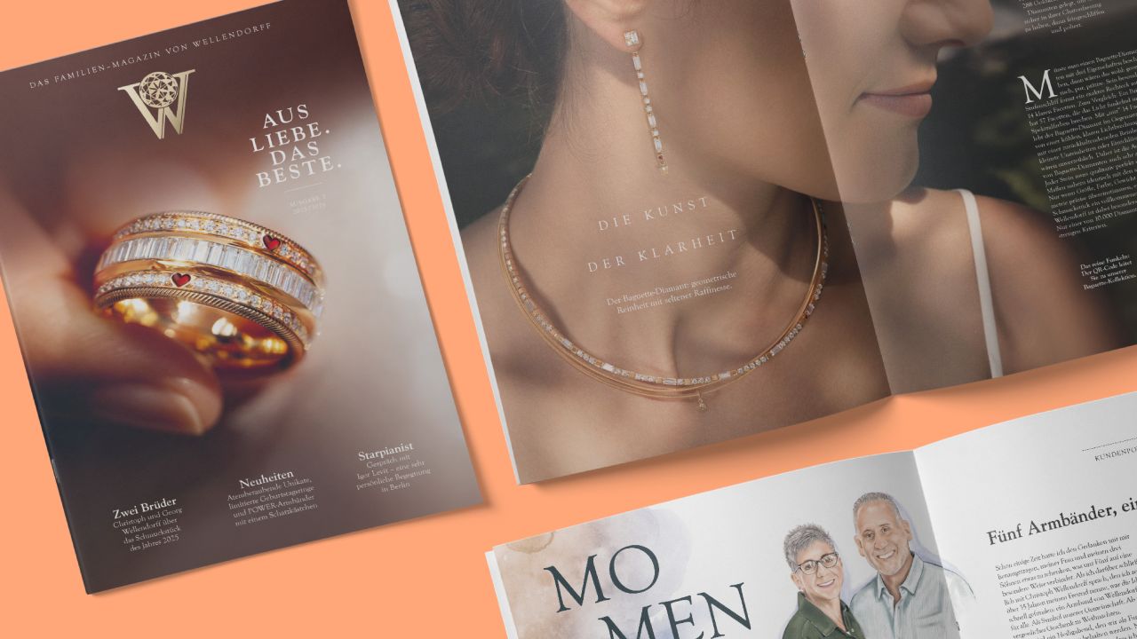 Cover des Wellendorff Familien-Magazins 2025 mit der Überschrift "Aus Liebe. Das Beste." und einem detailreichen Goldring, neben dem eine aufgeschlagene Magazinseite liegt