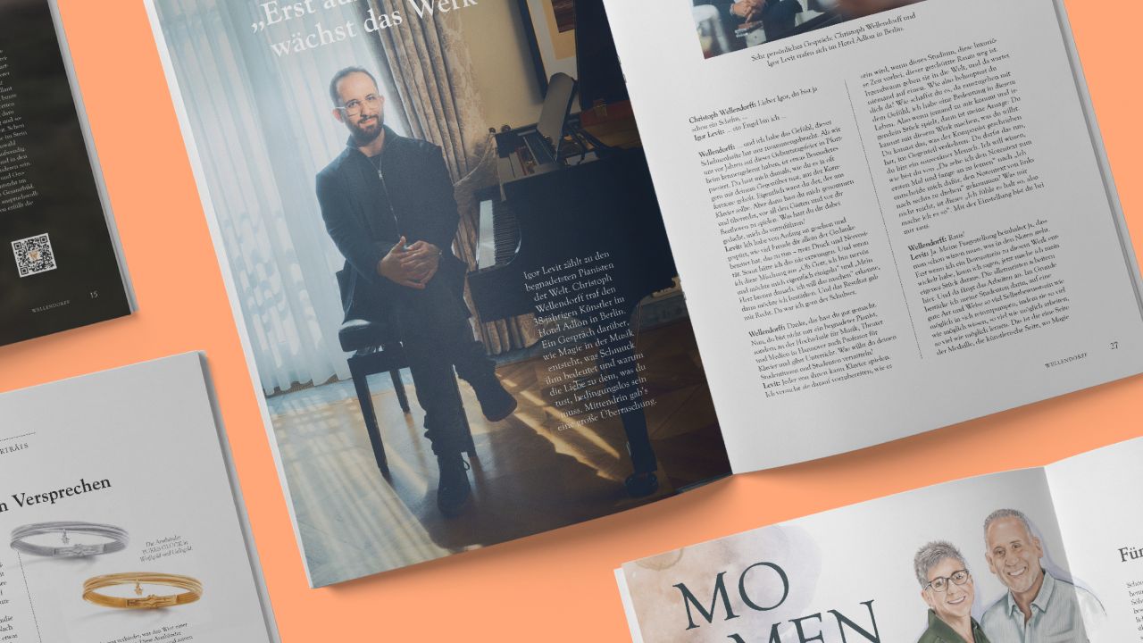 Doppelseite des Wellendorff Familien-Magazins 2025 mit einem ganzseitigen Porträt von Pianist Igor Levit und begleitendem Text