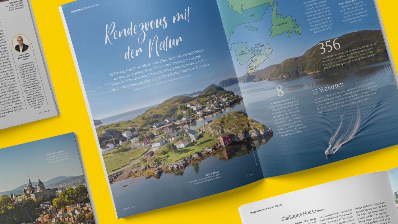 Aufgeschlagene Doppelseite des Reisemagazins ADAC Urlaub zeigt Küstendorf in einer Bucht unter der Überschrift "Rendezvous mit der Natur".