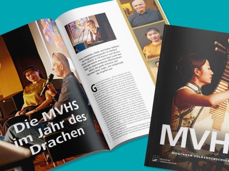 Cover des MVHS Jahresberichts 2024 liegt neben einer aufgeschlagenen Artikelseite