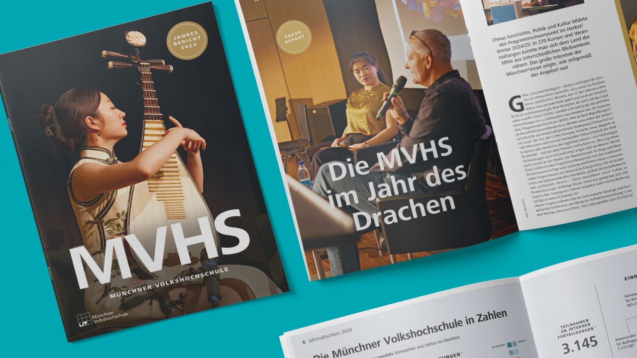 Cover des Jahresberichts der Münchner Volkshochschule liegt neben einer aufgeschlagenen Doppelseite aus dem Magazin