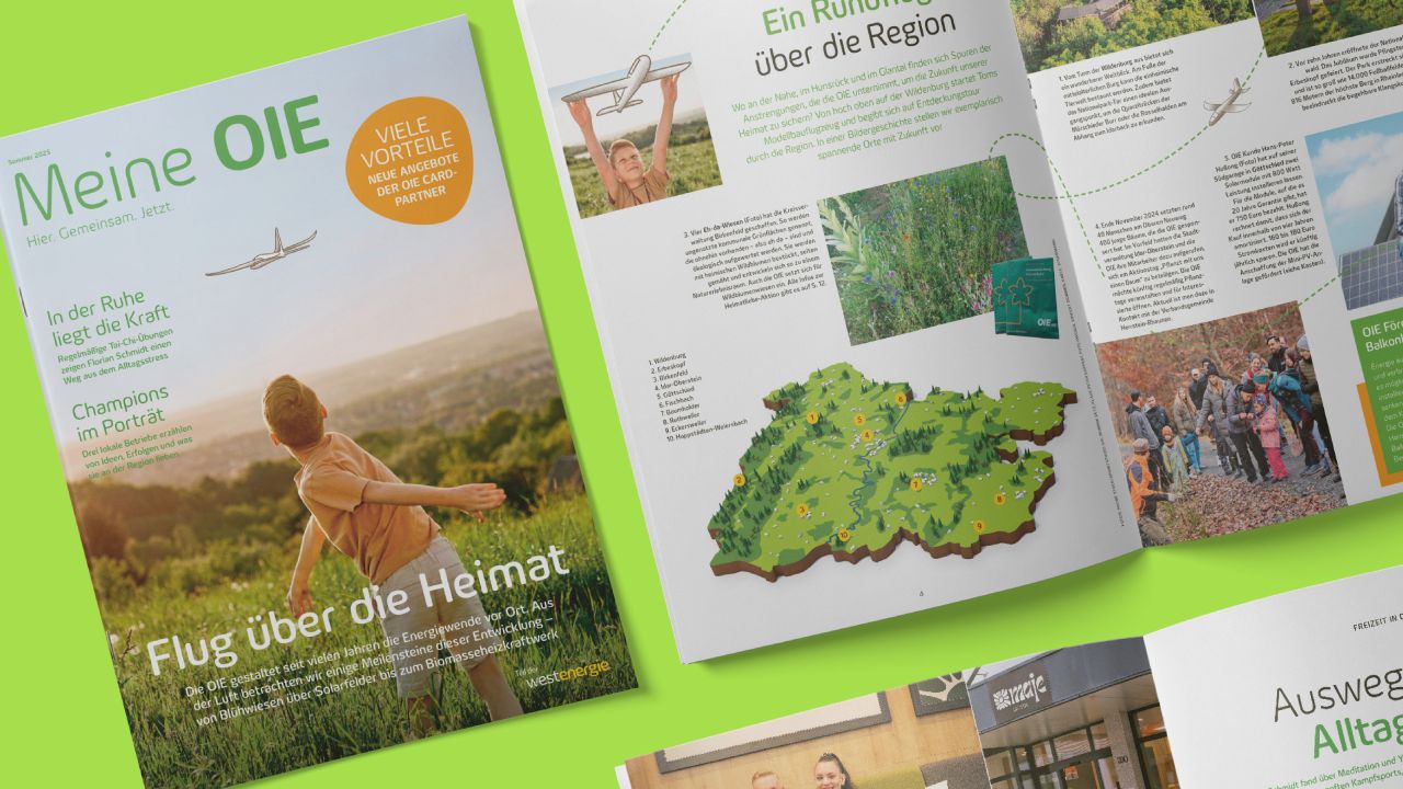 Zwei Exemplare des Print-Kundenmagazins "Meine OIE", die das Cover und eine Inhaltsseite mit einer Landkarte der Region zeigen.