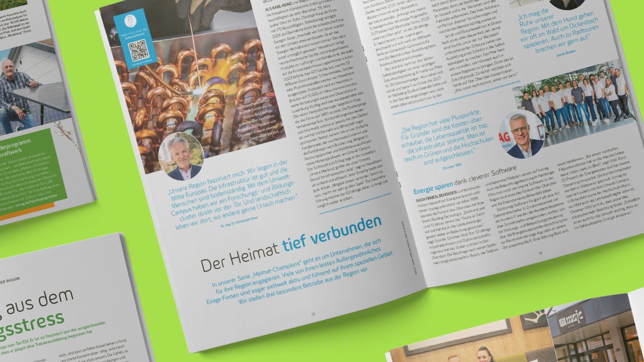 Eine aufgeschlagene Doppelseite des Print-Kundenmagazins "Meine OIE" mit der Überschrift "Der Heimat tief verbunden".