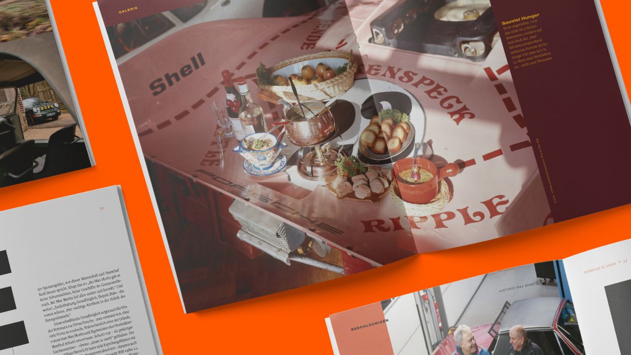 Zwei Doppelseiten des PORSCHE KLASSIK Magazins auf orangefarbenem Hintergrund