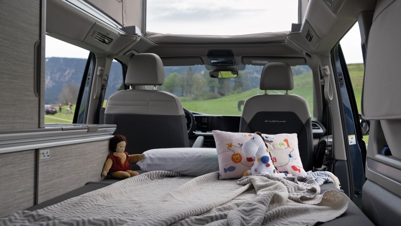 Blick in den wohnlichen Innenraum eines VW California Campers