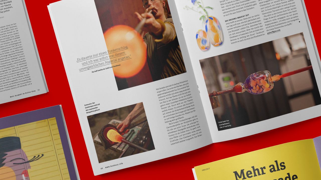 Doppelseite aus dem BAUHAUS Magazin "passt!" mit Fotos und einem Artikel über einen Glasbläser bei der Arbeit
