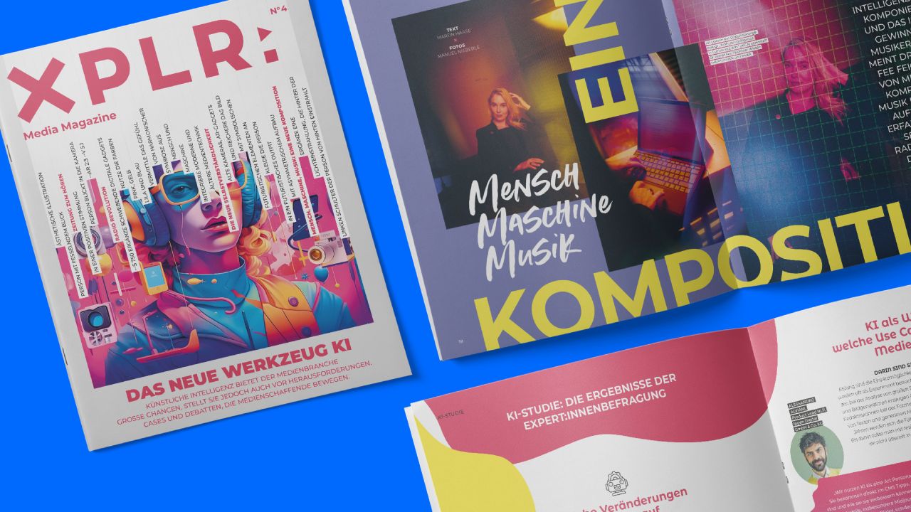 Cover des XPLR: MEDIA Magazine N° 4 mit KI-Illustration einer Frau in Cyberpunk-Optik und eine aufgeschlagene Doppelseite zum Thema "Mensch Maschine Musik" auf blauem Hintergrund