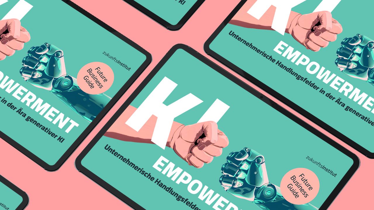Mehrere iPads zeigen die Titelfolie des "Future Business Guide KI Empowerment" mit Illustration einer menschlichen und einer Roboterfaust