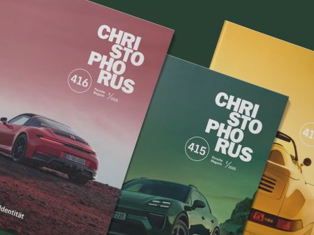 Drei Cover von "Christophorus – das Porsche-Magazin" als Print-Ausgaben liegen nebeneinander