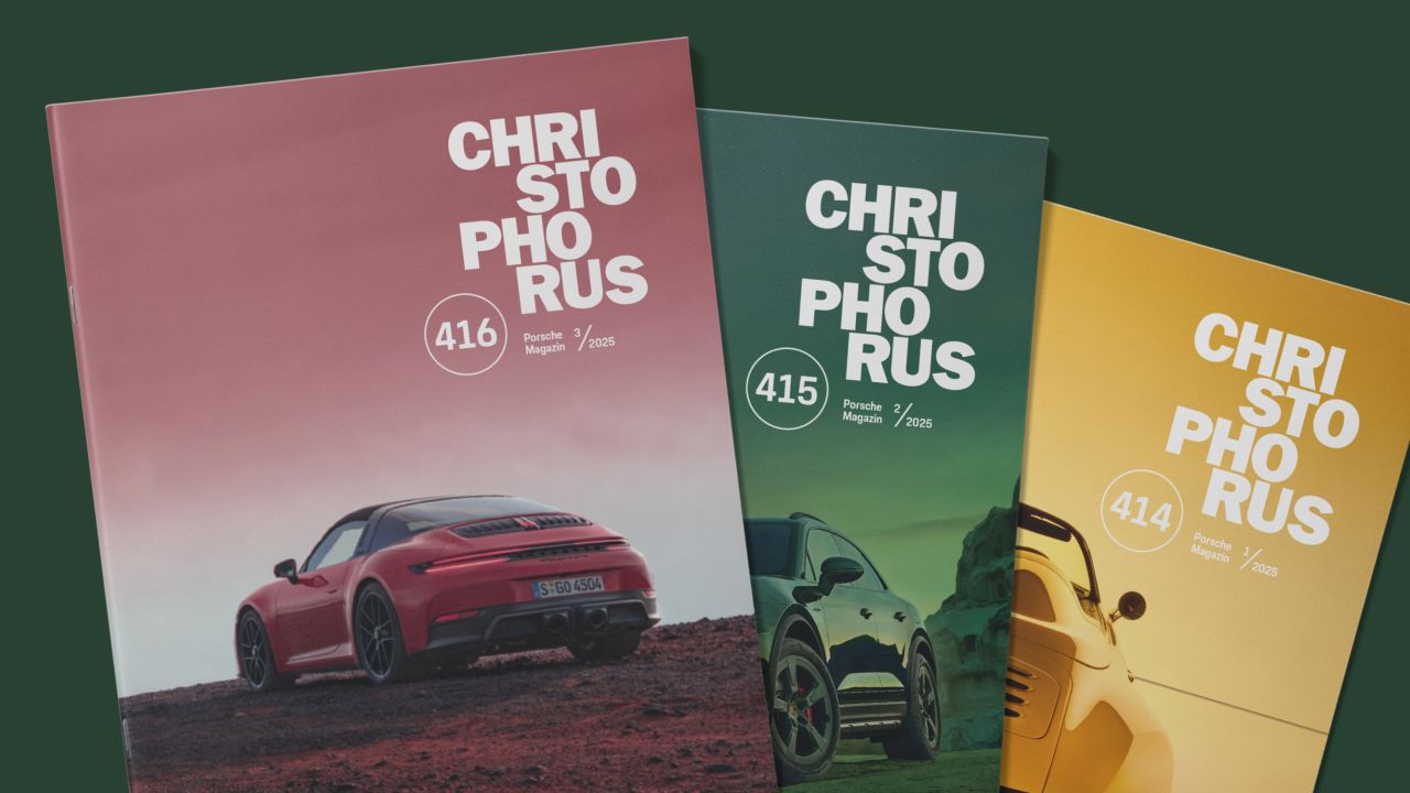 Drei Cover des "Christophorus – das Porsche-Magazin" als Print-Ausgaben liegen nebeneinander