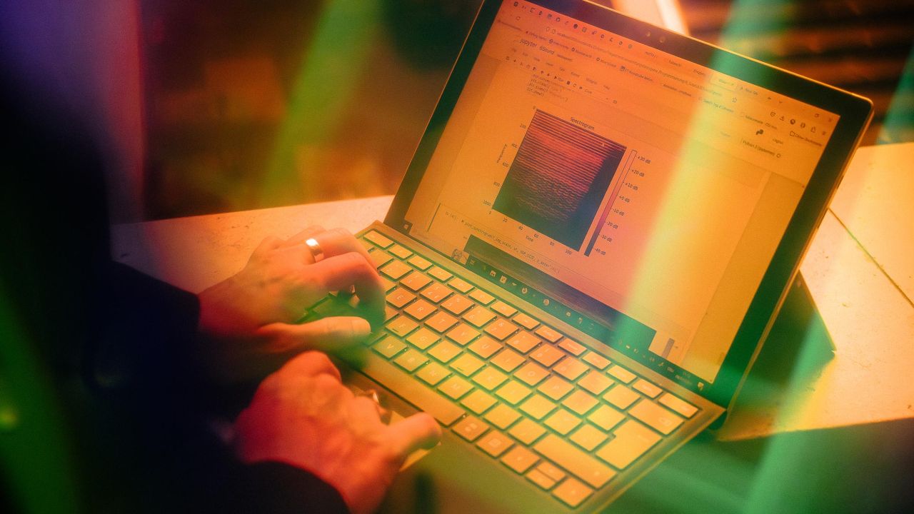 Detailaufnahme von Händen, die auf einem Laptop tippen